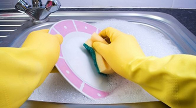 мытье посуды в перчатках