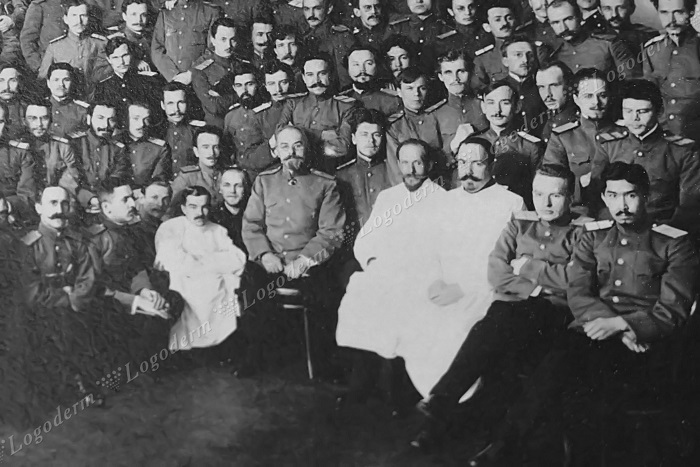 Тимофей Павлов среди сотрудников кафедры и слушателей академии, 1910-е годы