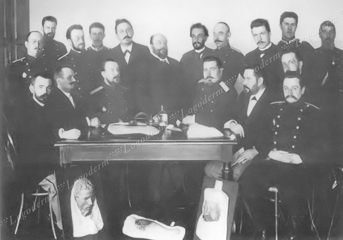 В.М. Тарновский среди своих учеников