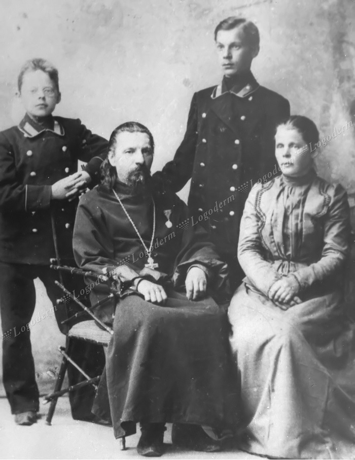 С.П. Архангельский (крайний слева) с братом и родителями